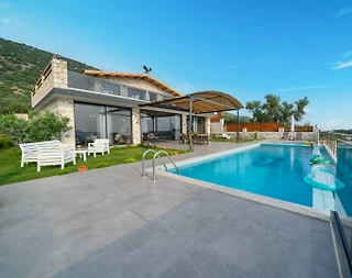 Kaş Çavdır'da Yemyeşil Bahçeli, Özel Havuzlu, Kiralık Villa - 1