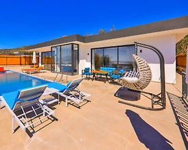 Kaş Çayköy'de Sakin Konumda, Açık ve Kapalı Havuzlu, 2+1 Villa - 2