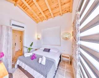 Kaş Çukurbağ'da Doğa Manzaralı, Özel Havuzlu, Taş Villa - 3