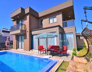 Kaş Andifli'de Modern Tasarımlı, Özel Havuzlu, Bahçeli Villa - 1
