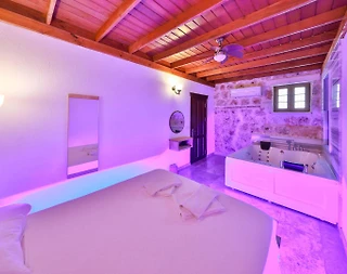 Kaş Çukurbağ'da Modern Tasarımlı, Özel Havuzlu, Korunaklı Villa - 3