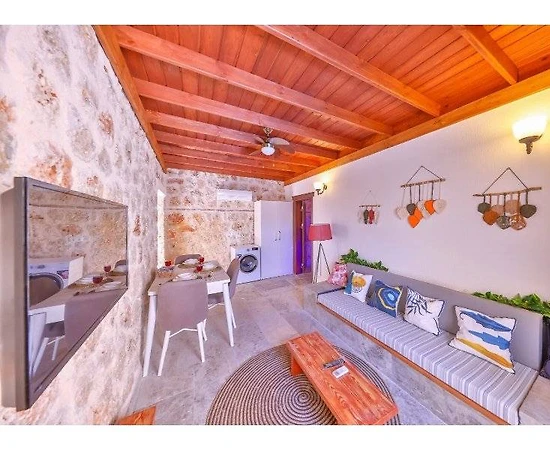 Kaş Çukurbağ'da Modern Tasarımlı, Özel Havuzlu, Korunaklı Villa - 1