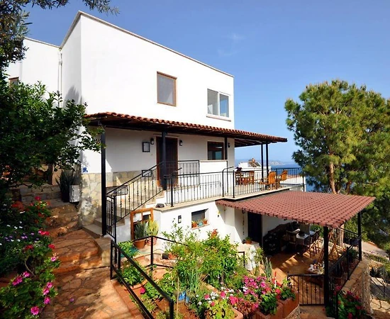 Kaş Gökçeören'de 6 Kişilik, Ortak Havuzlu, Deniz Manzaralı Villa - 1