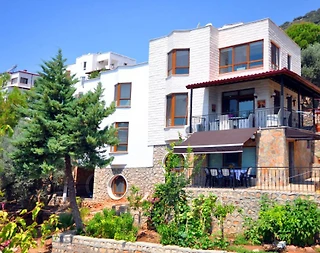 Kaş Gökçeören'de Geniş Ailelere Uygun, Ortak Havuzlu, Kiralık Villa - 1