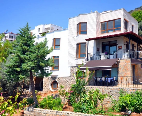 Kaş Gökçeören'de Geniş Ailelere Uygun, Ortak Havuzlu, Kiralık Villa - 1