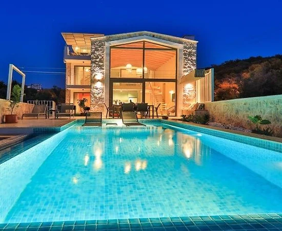 Kaş Gökseki'de Deniz ve Doğa Manzaralı, Özel Havuzlu, Lüks Villa - 1