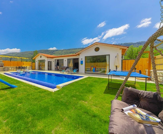 Kaş Hacıoğlan'da Yemyeşil Bahçe İçerisinde, Özel Havuzlu, Kiralık Villa - 1