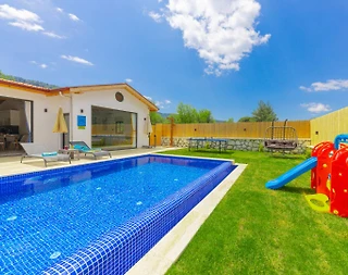 Kaş Hacıoğlan'da Yemyeşil Bahçe İçerisinde, Özel Havuzlu, Şık Villa - 2