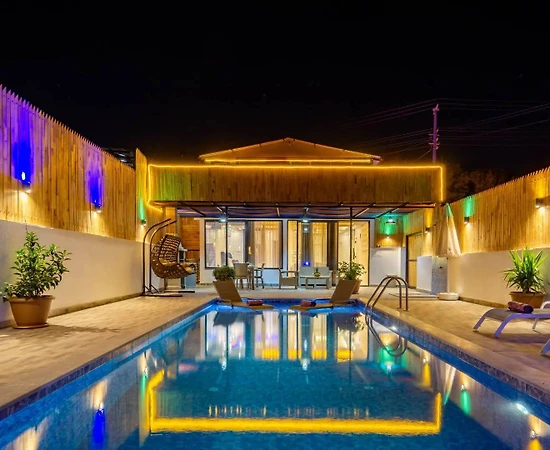 Kaş İkizce'de Sakin Konumda, Özel Havuzlu ve Jakuzili, Kiralık Villa - 1