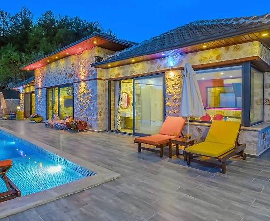 Kaş İslamlar'da Otantik Tasarımlı, Sonsuzluk Havuzlu, Konforlu Villa - 1