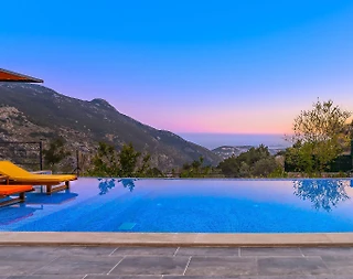 Kaş İslamlar'da Otantik Tasarımlı, Sonsuzluk Havuzlu, Konforlu Villa - 2