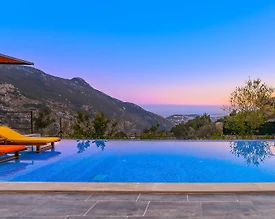 Kaş İslamlar'da Otantik Tasarımlı, Sonsuzluk Havuzlu, Konforlu Villa - 2