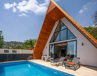Kaş İslamlar'da Ahşap Tasarıma Sahip, Özel Havuzlu, Kiralık Bungalov - 1
