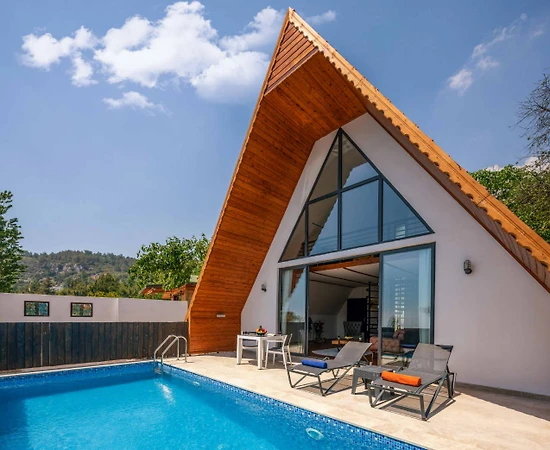 Kaş İslamlar'da Ahşap Tasarıma Sahip, Özel Havuzlu, Kiralık Bungalov - 1