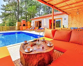 Kaş İslamlar'da Ahşap Tasarımlı, Özel Havuzlu, Jakuzili Villa - 2