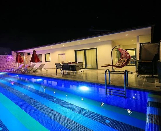 Kaş İslamlar'da Çekirdek Ailelere Uygun, Özel Havuzlu, Modern Villa - 1