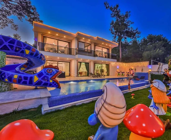 Kaş İslamlar'da Sakin Konumda, Özel Havuzlu, Modern Tasarımlı Villa - 1