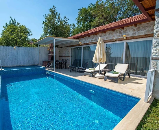 Kaş İslamlar'da Doğa Manzaralı, Isıtmalı Havuzlu, Kiralık Villa - 1