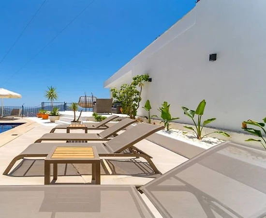 Kaş İslamlar'da Geniş Ailelere Uygun, Özel Havuzlu, Konforlu Villa - 1