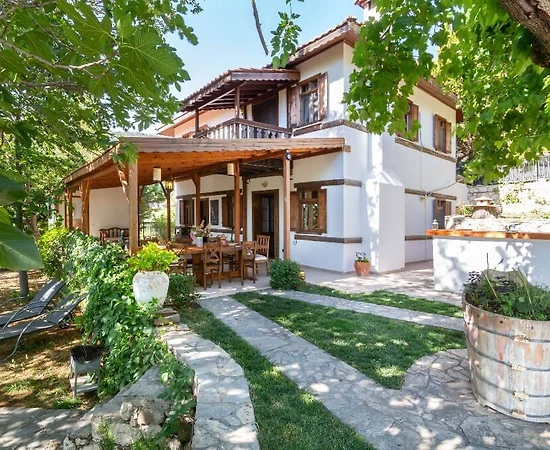 Kaş İslamlar'da Geniş Alanlara Sahip, Özel Havuzlu, 4+1 Otantik Villa - 1