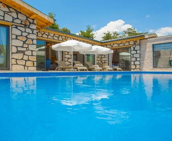 Kaş İslamlar'da Geniş Bahçeli, Özel Havuzlu, Jakuzili, Modern Villa - 1