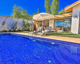 Kaş İslamlar'da Doğa Manzarasına Sahip, Özel Havuzlu, Bahçeli Villa - 3