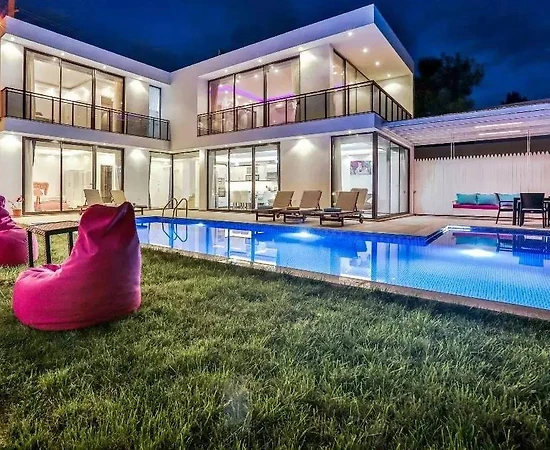 Kaş İslamlar'da Muhteşem Manzaralı, Özel Havuzlu, Modern Villa - 1