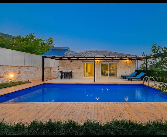 Kaş İslamlar'da Yeşilliklerde İçerisinde, Özel Havuzlu, Modern Villa - 1