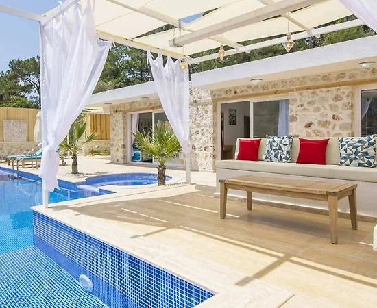 Kaş İslamlar'da Çekirdek Ailelere Uygun, Özel Havuzlu, Modern Villa - 1