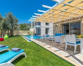 Kaş Üzümlü'de Geniş Ailelere Uygun, Özel Havuzlu, Konforlu Villa - 2