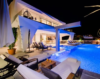 Kaş Kalkan'da Göz Alıcı Manzaralı, Açık ve Kapalı Havuzlu, Şık Villa - 2