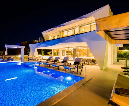 Kaş Kalkan'da Göz Alıcı Manzaralı, Açık ve Kapalı Havuzlu, Kiralık Villa - 1
