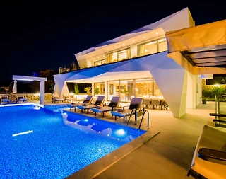 Kaş Kalkan'da Göz Alıcı Manzaralı, Açık ve Kapalı Havuzlu, Şık Villa - 1