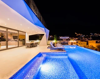 Kaş Kalkan'da Göz Alıcı Manzaralı, Açık ve Kapalı Havuzlu, Şık Villa - 3