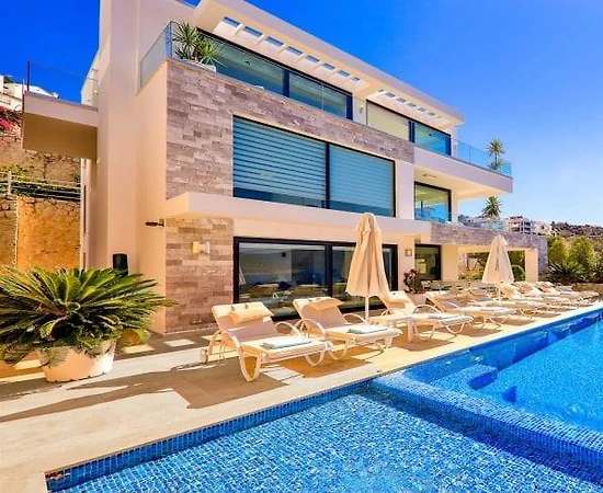 Kaş Kalkan'da Denize Sıfır Konumda, Özel Havuzlu, Görkemli Villa - 1