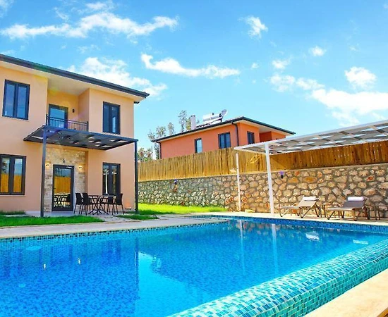 Kaş Gelemiş'te Elverişli Konumda, Özel Havuzlu, Bahçeli Villa - 1