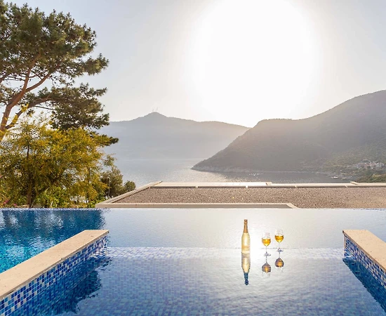 Kaş Kalkan'da Geniş Ailelere Uygun, Sonsuzluk Havuzlu, Modern Villa - 1