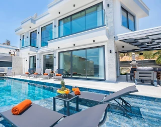 Kaş Kalkan'da Merkeze Yakın, Açık ve Kapalı Havuzlu, Olanaklı Villa - 1