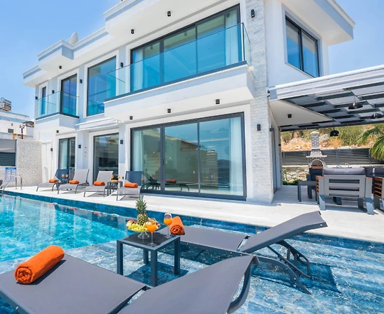 Kaş Kalkan'da Merkeze Yakın, Açık ve Kapalı Havuzlu, Olanaklı Villa - 1