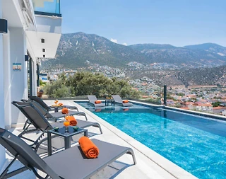 Kaş Kalkan'da Merkeze Yakın, Açık ve Kapalı Havuzlu, Olanaklı Villa - 4