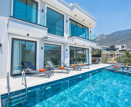 Kaş Kalkan'da Merkeze Yakın, Açık ve Kapalı Havuzlu, Olanaklı Villa - 1