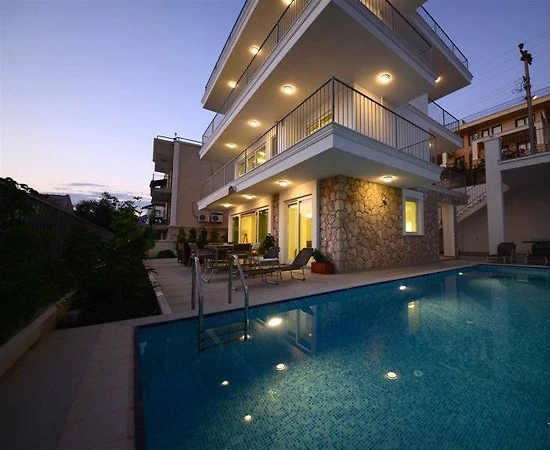 Kaş Kalkan'da Merkeze Yakın Konumda, Özel Havuzlu, Geniş Villa - 1