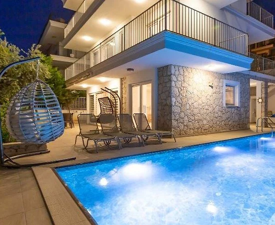 Kaş Kalkan'da Merkeze Yakın Konumda, Özel Havuzlu, Konforlu Villa - 1