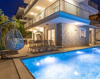 Kaş Kalkan'da Merkeze Yakın Konumda, Özel Havuzlu, Konforlu Villa - 1
