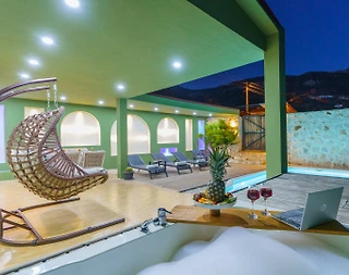 Kaş Bezirgan'da Merkeze Yürüme Mesafesinde, Özel Havuzlu, Şık Yazlık - 1