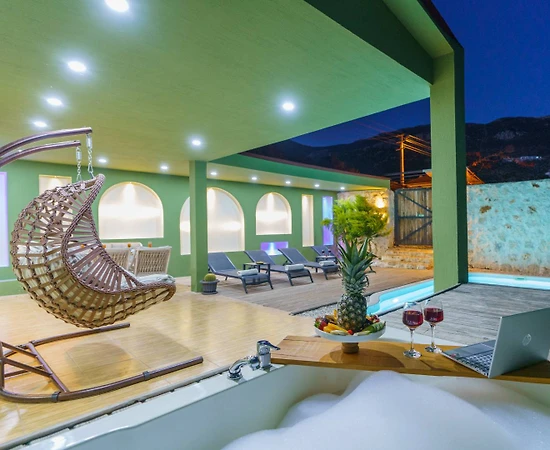 Kaş Bezirgan'da Merkeze Yürüme Mesafesinde, Özel Havuzlu, Kiralık Yazlık - 1