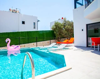 Kaş Kalkan'da Merkezi Konumlu, Açık ve Kapalı Havuzlu, Şık Villa - 1