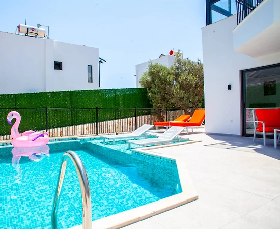 Kaş Kalkan'da Merkezi Konumlu, Açık ve Kapalı Havuzlu, Şık Villa - 1