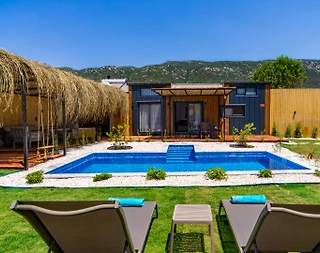 Kaş Sarıbelen'de Yemyeşil Bahçeli, Özel Havuzlu, Konforlu Tiny House - 1