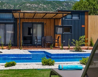Kaş Sarıbelen'de Yemyeşil Bahçeli, Özel Havuzlu, Konforlu Tiny House - 2